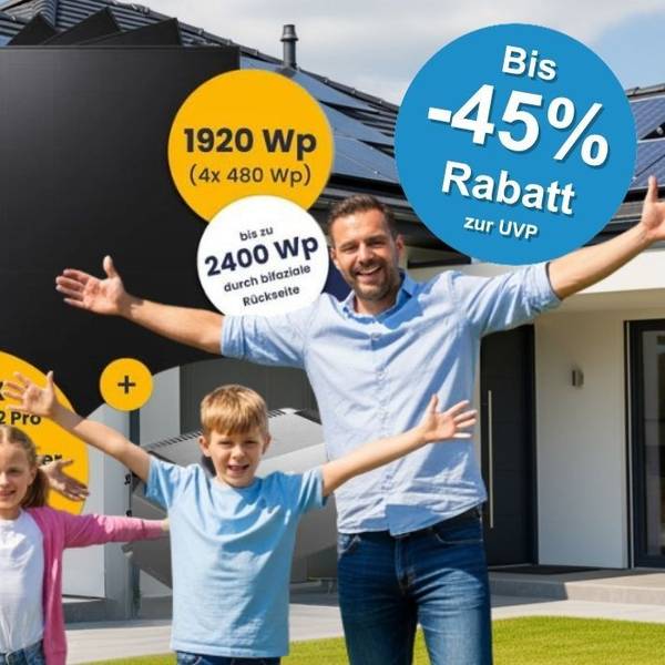 Eine vierköpfige Familie – Mutter, Vater, Mädchen und Junge – steht lachend mit ausgebreiteten Armen vor einem modernen Einfamilienhaus mit Solarpanelen auf dem Dach. Im Hintergrund ist ein großes schwarzes Solarmodul zu sehen. Eingeblendete Textbausteine nennen die Leistung von 1920 Wp (4x 480 Wp, bis zu 2400 Wp bifazial) sowie den Anker Solix Powerbank 2 Pro Speicher. Links oben das Logo von Kleines Kraftwerk, rechts oben ein blauer Button mit der Aufschrift „Bis -45% Rabatt zur UVP".