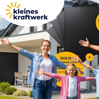 Eine vierköpfige Familie – Mutter, Vater, Mädchen und Junge – steht lachend mit ausgebreiteten Armen vor einem modernen Einfamilienhaus mit Solarpanelen auf dem Dach. Im Hintergrund ist ein großes schwarzes Solarmodul zu sehen. Eingeblendete Textbausteine nennen die Leistung von 1920 Wp (4x 480 Wp, bis zu 2400 Wp bifazial) sowie den Anker Solix Powerbank 2 Pro Speicher. Links oben das Logo von Kleines Kraftwerk, rechts oben ein blauer Button mit der Aufschrift „Bis -45% Rabatt zur UVP".