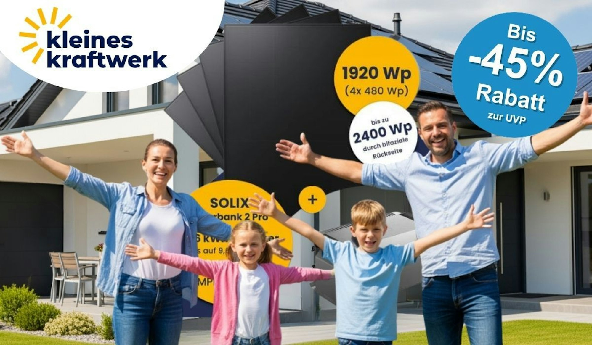 Eine vierköpfige Familie – Mutter, Vater, Mädchen und Junge – steht lachend mit ausgebreiteten Armen vor einem modernen Einfamilienhaus mit Solarpanelen auf dem Dach. Im Hintergrund ist ein großes schwarzes Solarmodul zu sehen. Eingeblendete Textbausteine nennen die Leistung von 1920 Wp (4x 480 Wp, bis zu 2400 Wp bifazial) sowie den Anker Solix Powerbank 2 Pro Speicher. Links oben das Logo von Kleines Kraftwerk, rechts oben ein blauer Button mit der Aufschrift „Bis -45% Rabatt zur UVP".