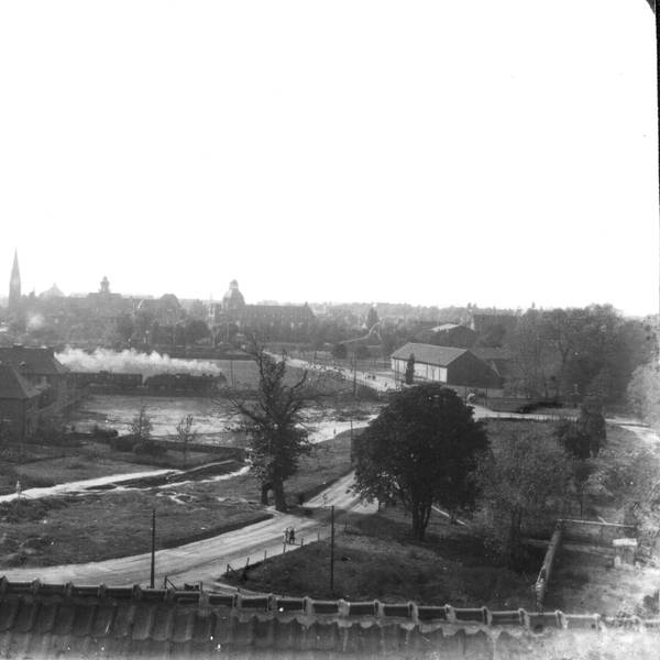Eine Dampflok fährt 1930 durch das alte Wiesdorf. Zu Foto: Stadt Leverkusen