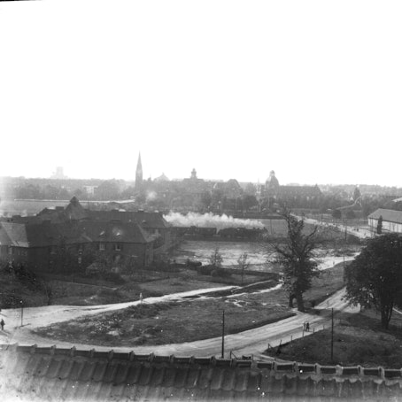 Eine Dampflok fährt 1930 durch das alte Wiesdorf. Zu Foto: Stadt Leverkusen