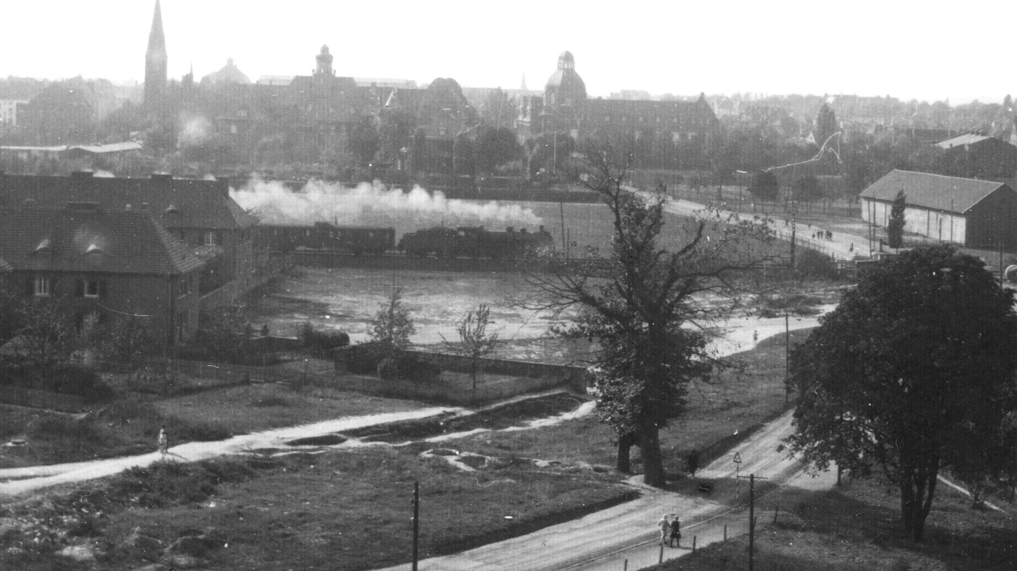 Eine Dampflok fährt 1930 durch das alte Wiesdorf. Zu Foto: Stadt Leverkusen