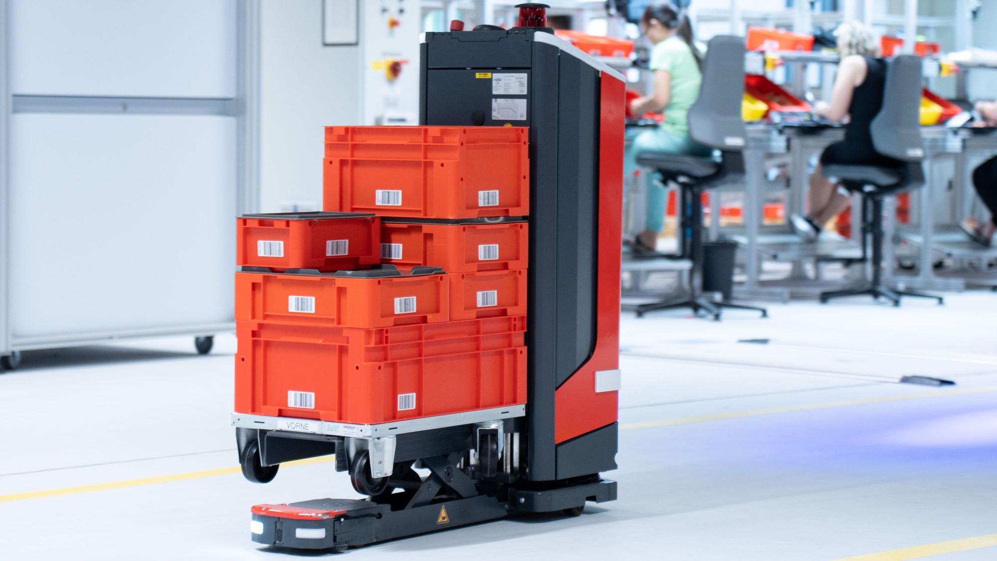 Das Foto zeigt ein fahrerloses Transportsystem, das sich mittels Künstlicher Intelligenz orientiert.