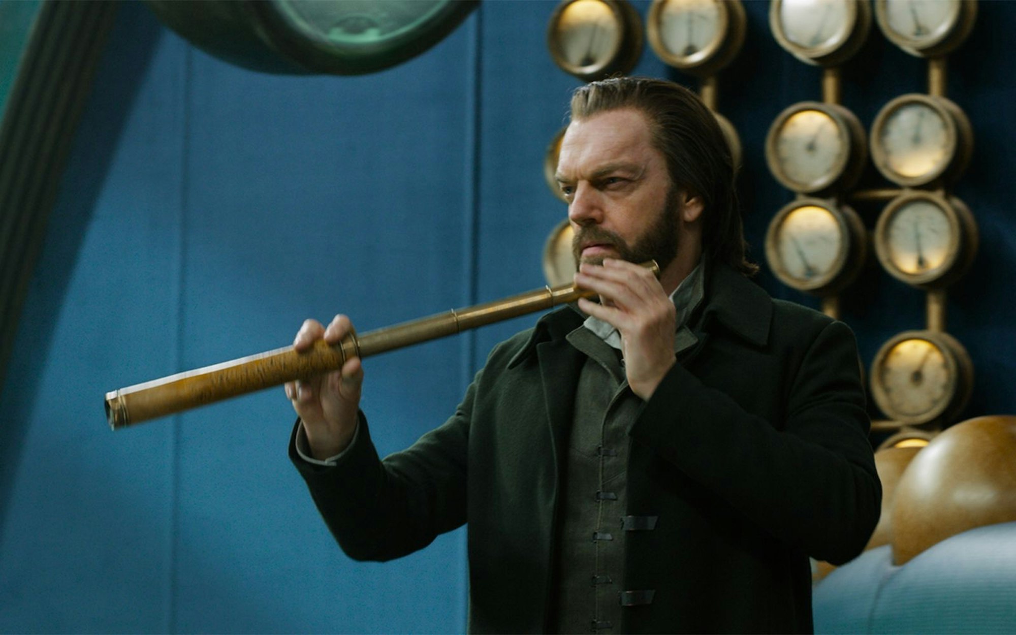 Der Anführer von London, Thaddeus Valentine (Hugo Weaving), will die Weltherrschaft an sich reißen. (Bild: RTL / © 2018 MRC II Distribution Company L.P. and Universal City Studios Production LLLP.)