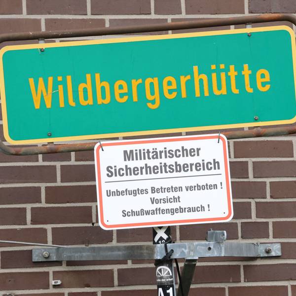 Schilder am Wachgebäude: Militärischer Sicherheitsbereich.