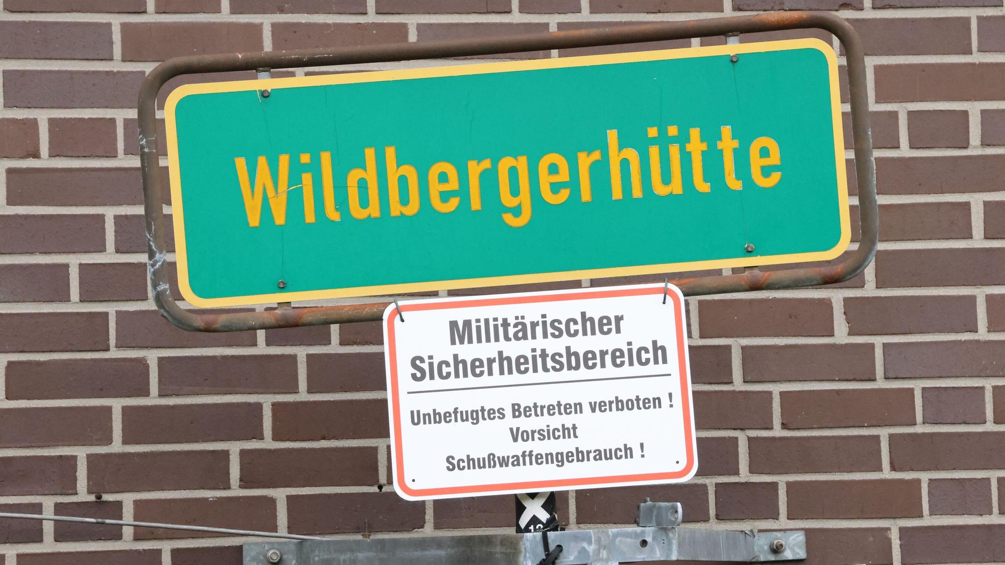 Schilder am Wachgebäude: Militärischer Sicherheitsbereich.