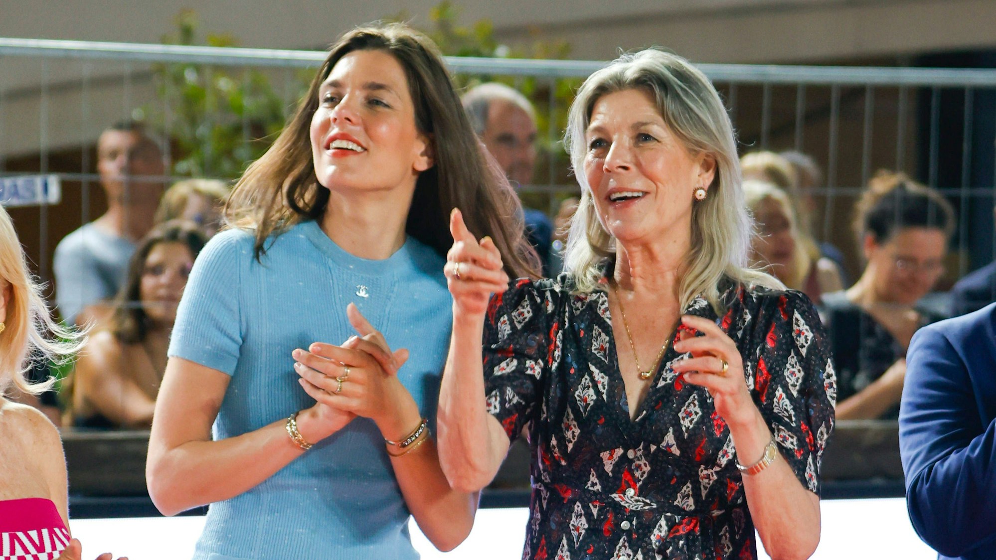 Preisverleihung der Longines Global Champions Tour 2025 – Caroline von Hannover erscheint gemeinsam mit ihrer Tochter Charlotte Casiraghi, damals noch mit grauen Haaren.