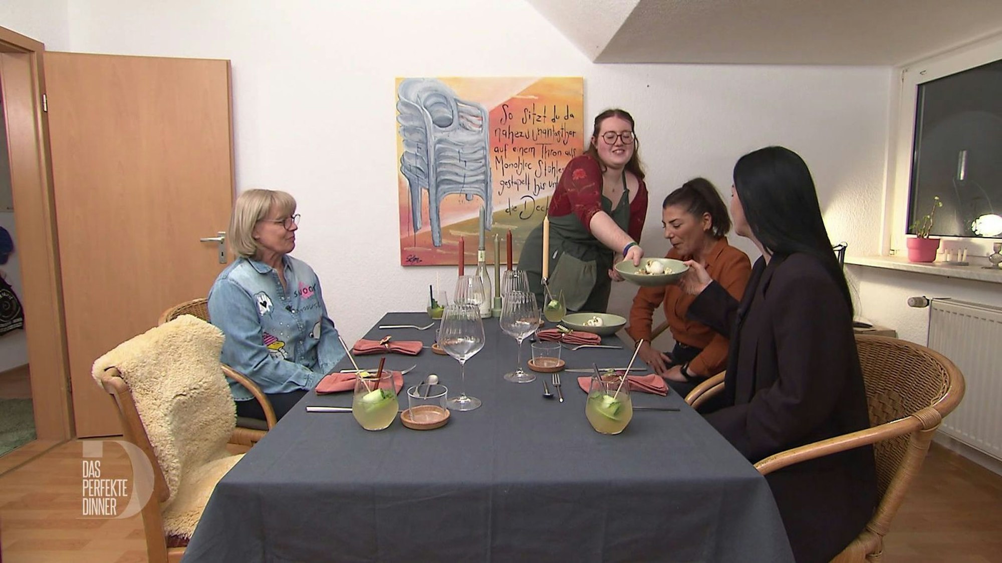 Mit Popcorn in der Vorspeise hätten (von links) Annett, Hülya und Stasya nicht gerechnet.
(Bild: RTL)