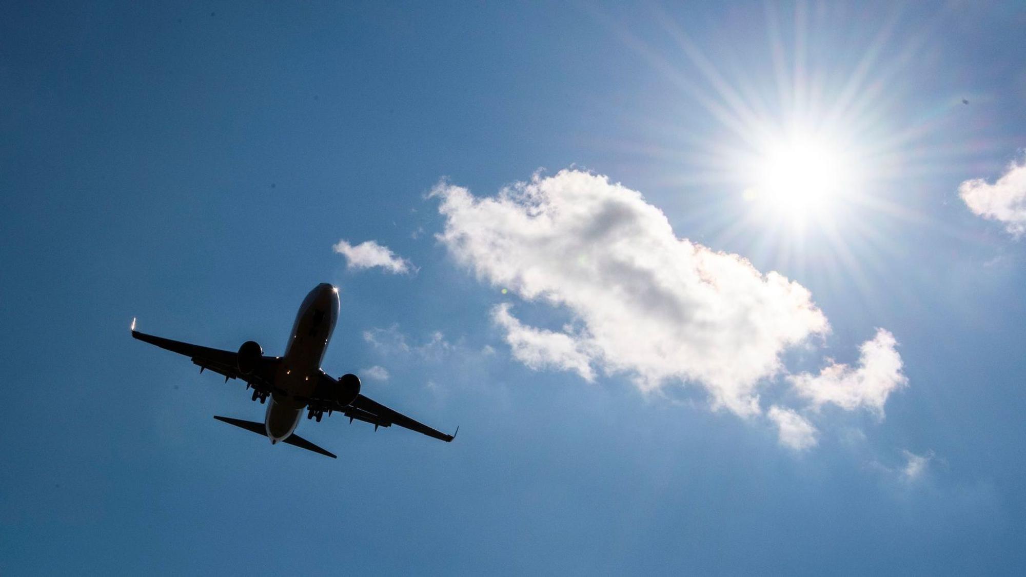 Ein Ferienflieger landet bei Sonnenschein am Flughafen Hannover