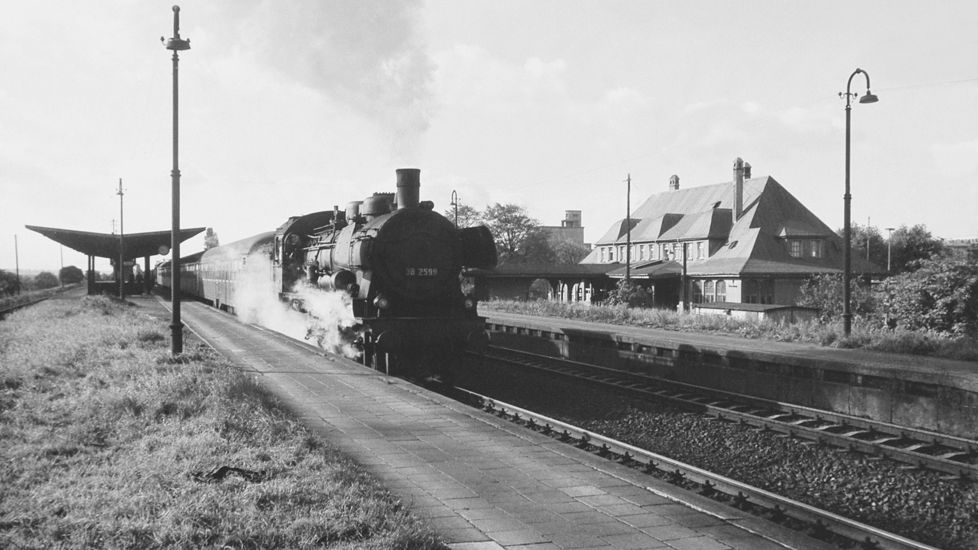Ein Dampfzug mit einer Lokomotive der Baureihe 38 hält im alten Wiesdorfer Bahnhof, der erst 1914 in Betrieb genommen wurde., also fast 70 Jahre nach Eröffnung der Strecke. Foto: Stadt Leverkusen