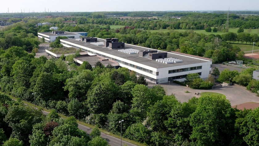 Die Gesamtschule in Chorweiler umfasst 31.800 Quadratmeter Fläche.(Archivbild)
