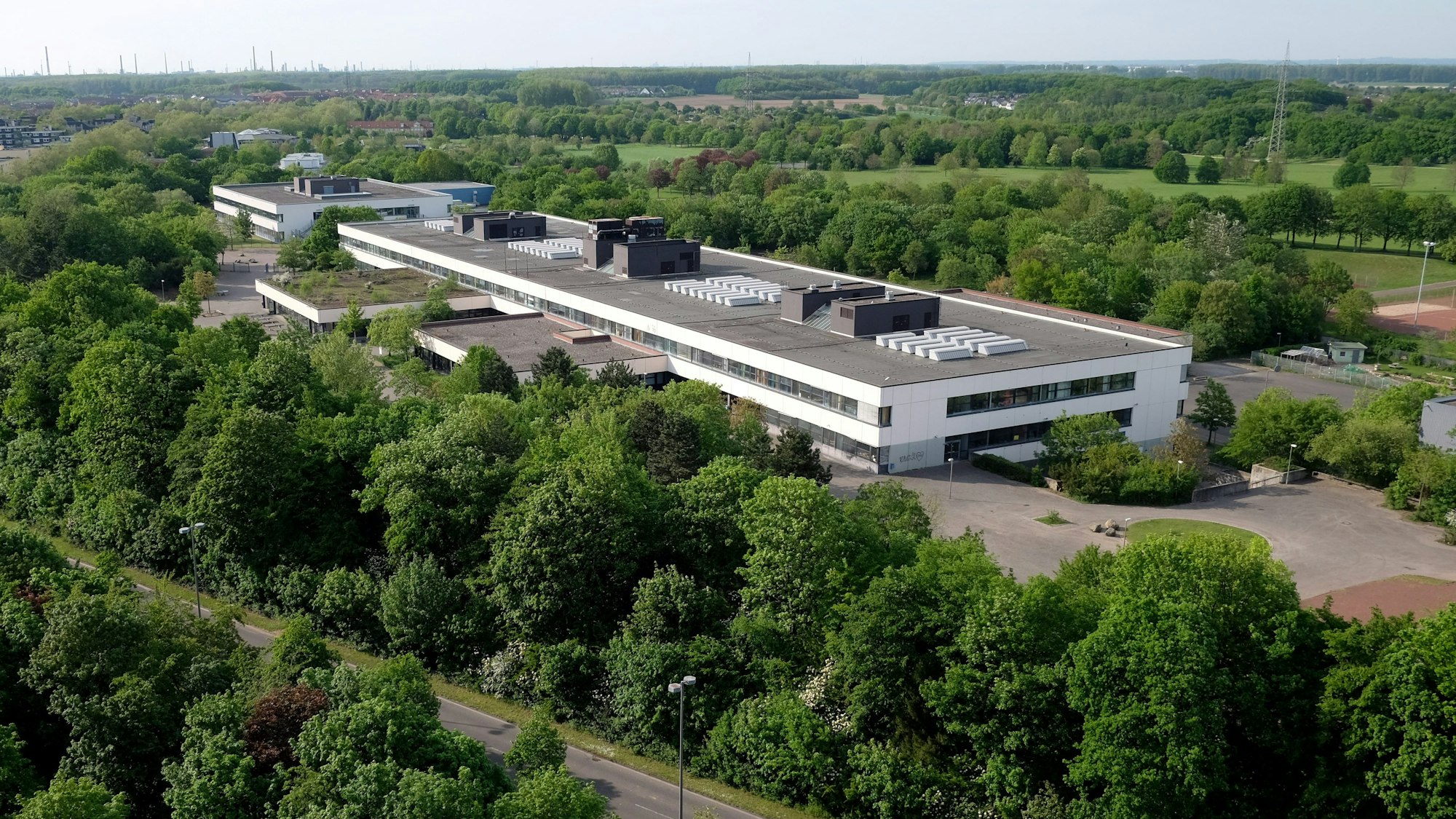 Die Gesamtschule in Chorweiler umfasst 31.800 Quadratmeter Fläche.(Archivbild)