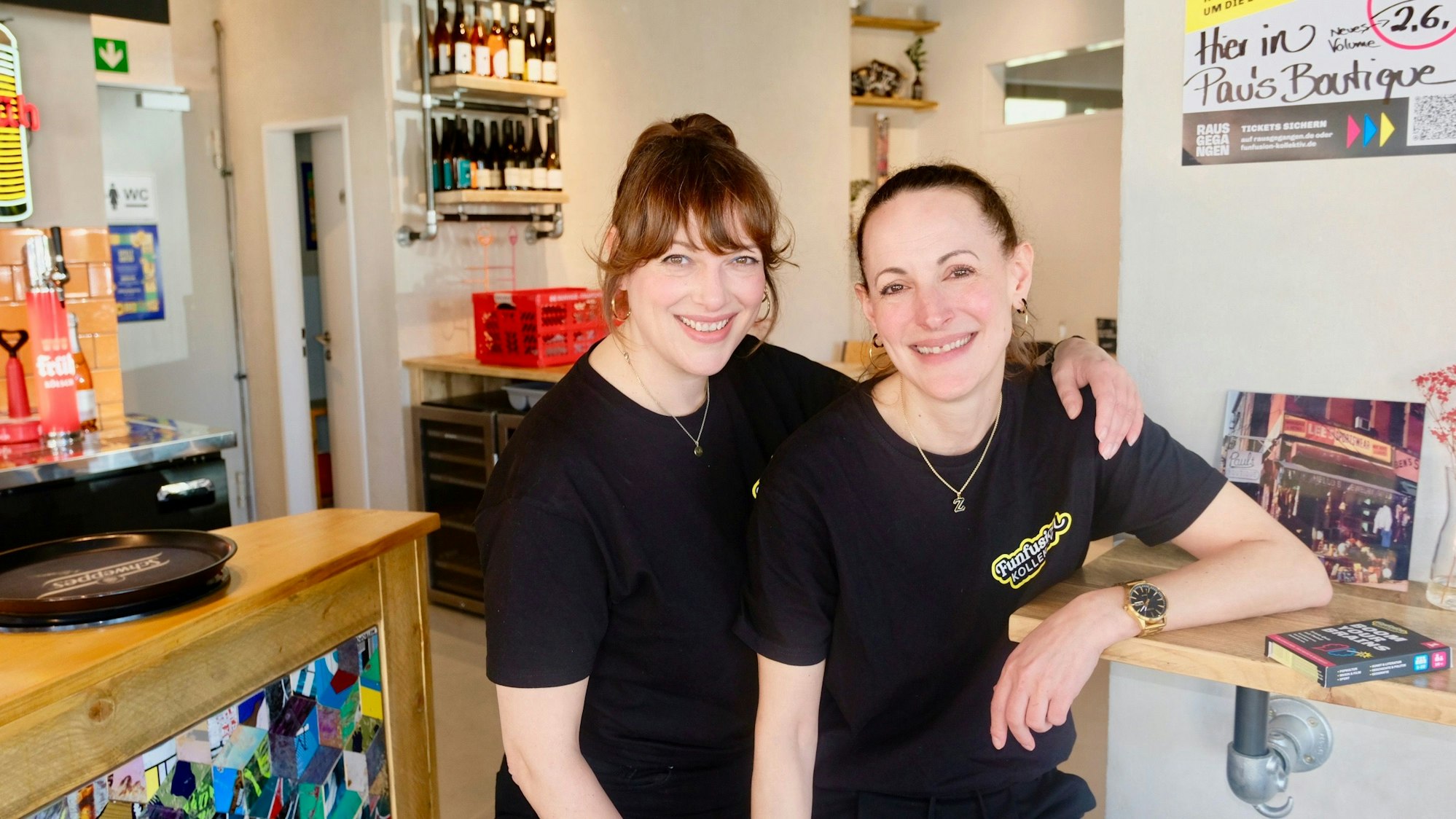 Vera (l.) und Ute Zimperfeld in der „Pau’s Boutique“ in Sülz.
