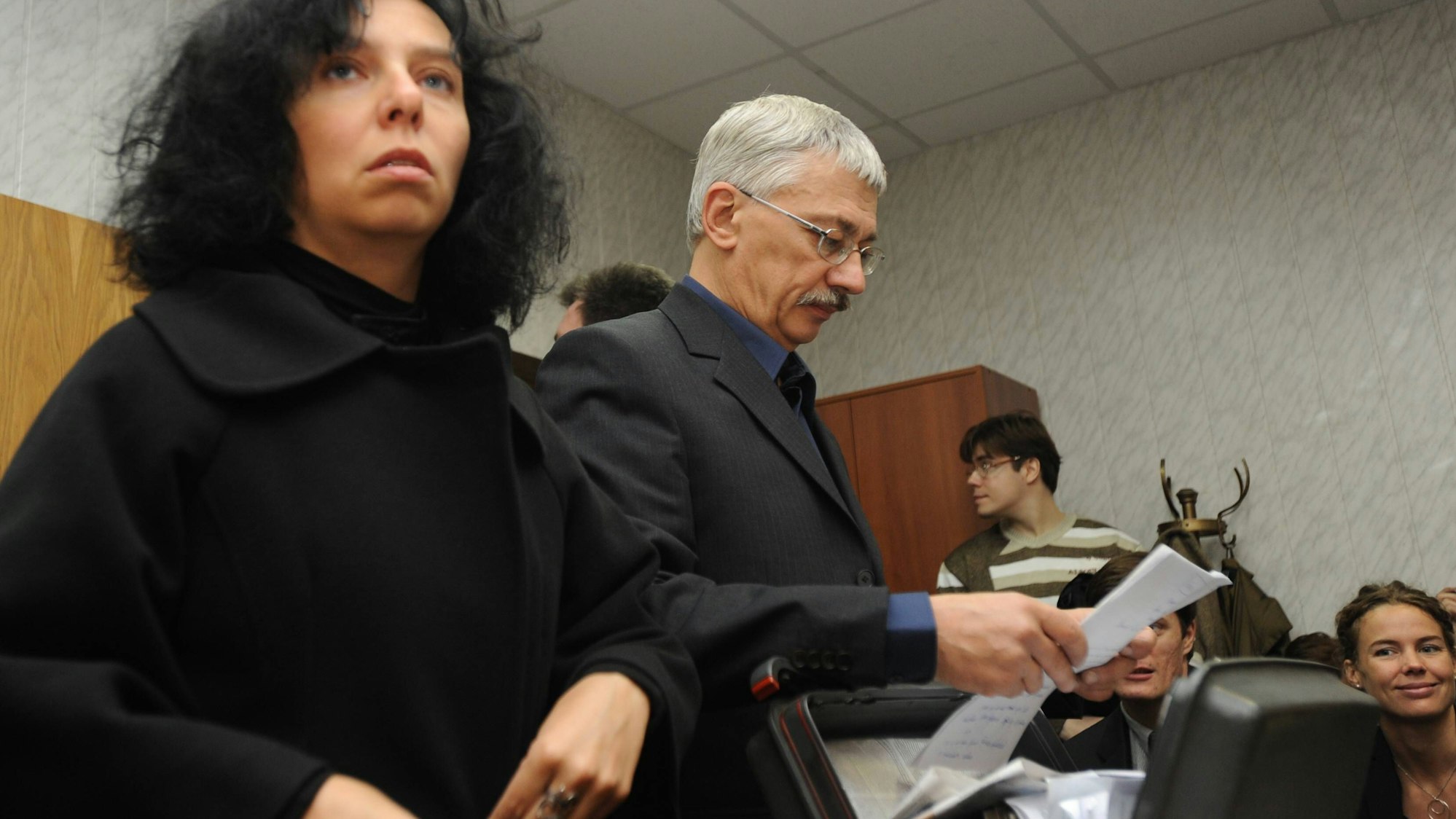 Anna Stavitskaya und Oleg Orlov im Gericht