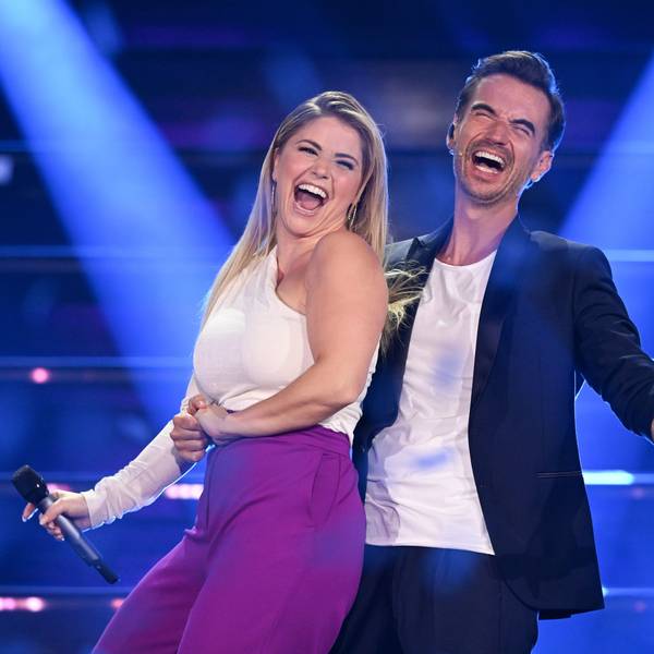 Die Schweizer Schlagersängerin Beatrice Egli und der deutsche Sänger und Moderator Florian Silbereisen stehen während der Fernsehshow „Der große Schlagerabschied“ gemeinsam auf der Bühne.
