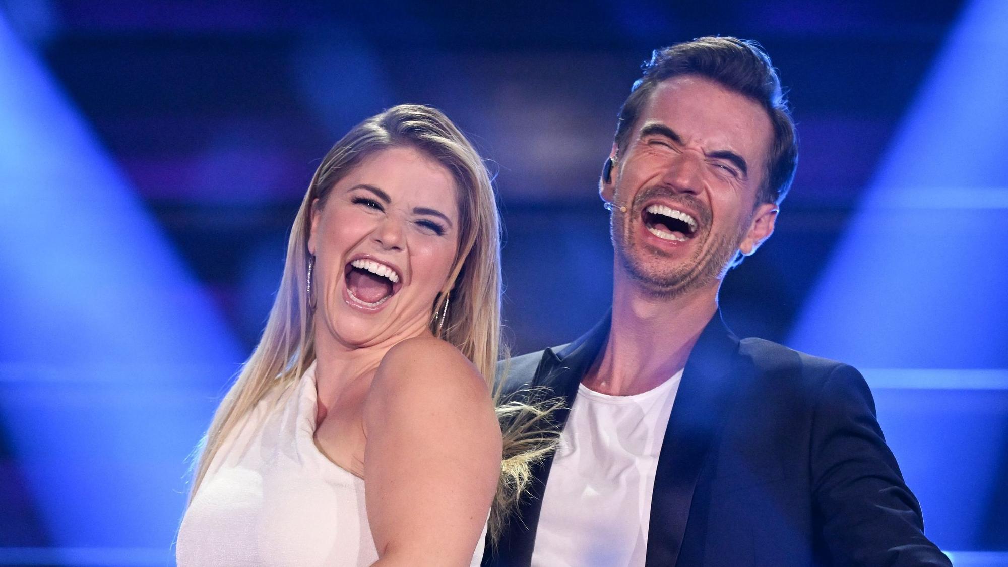 Die Schweizer Schlagersängerin Beatrice Egli und der deutsche Sänger und Moderator Florian Silbereisen stehen während der Fernsehshow „Der große Schlagerabschied“ gemeinsam auf der Bühne.