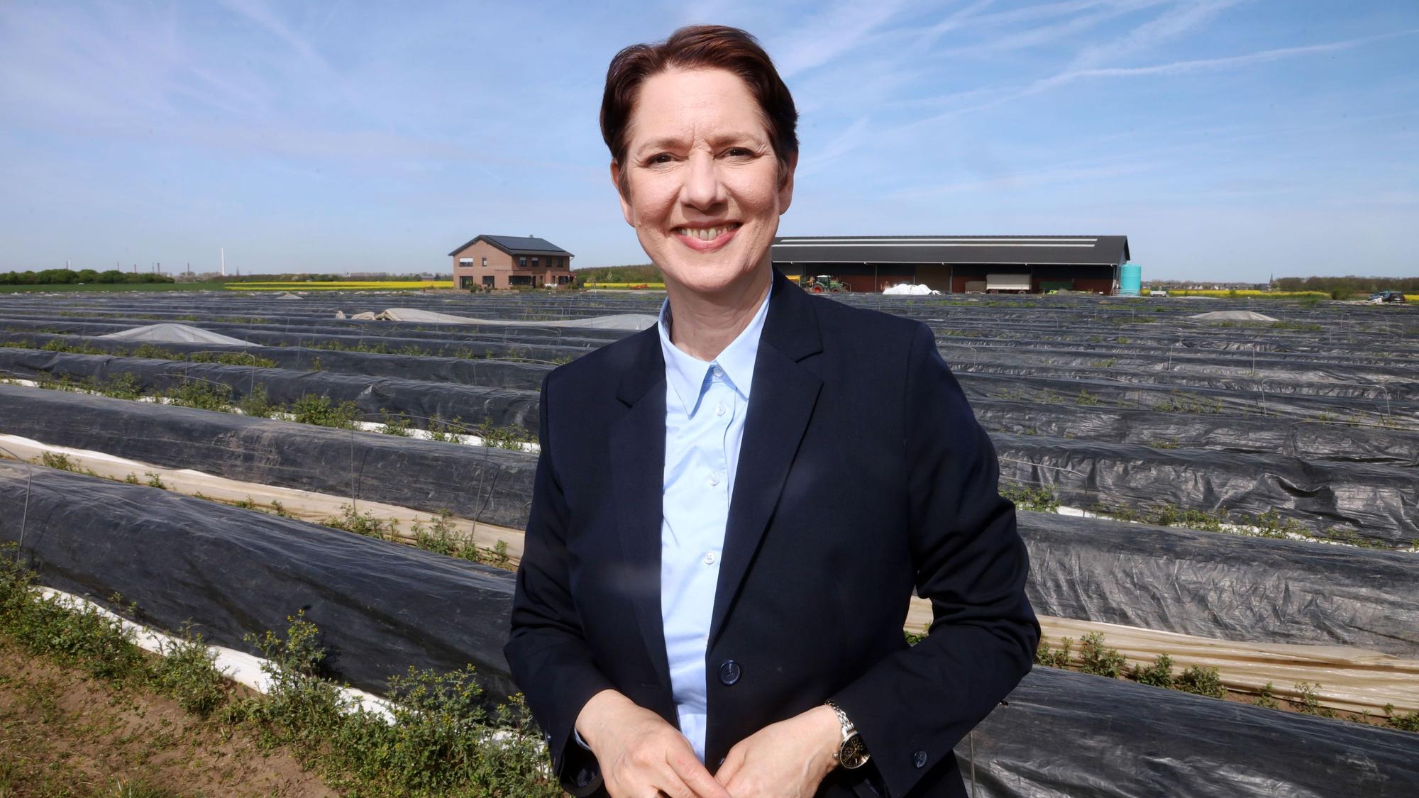 09.04.2026, Köln: NRW Landwirtschaftsministerin Silke Gorißen auf einem Spargelfeld in Zündorf. Foto: Arton Krasniqi
