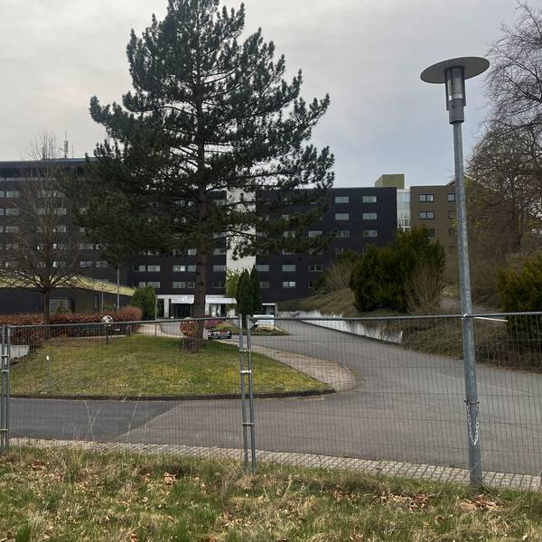Das Gelände der Eifelhöhen-Klinik in Marmagen ist mit einem Bauzaun abgesperrt.