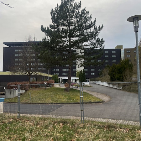 Das Gelände der Eifelhöhen-Klinik in Marmagen ist mit einem Bauzaun abgesperrt.
