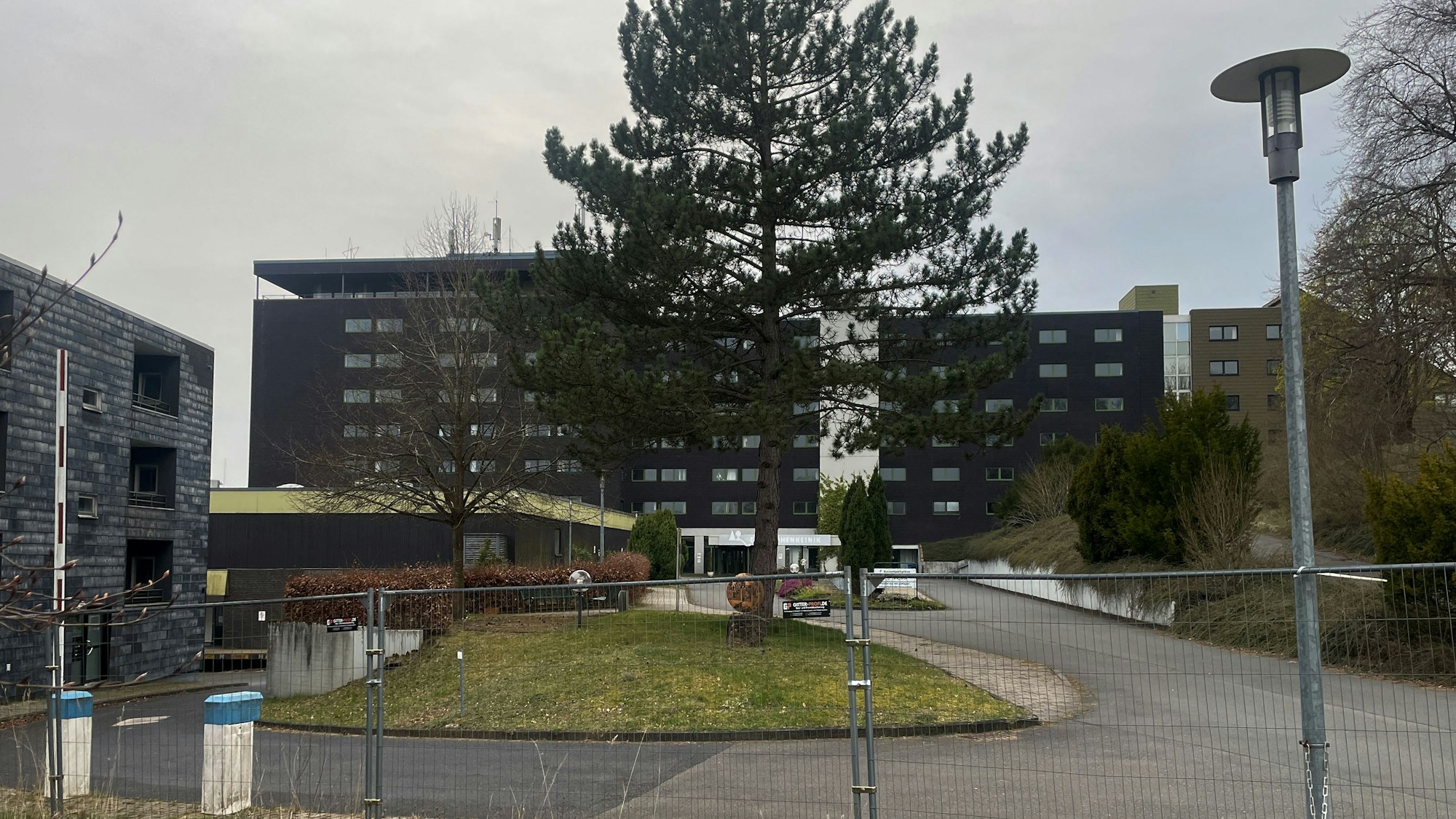 Das Gelände der Eifelhöhen-Klinik in Marmagen ist mit einem Bauzaun abgesperrt.