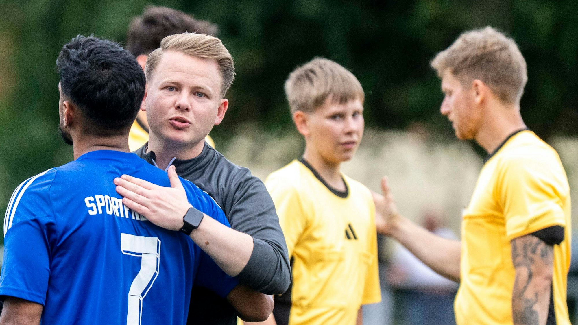 Trainer Chris Kockerols klopft nach dem Spiel einem Spieler auf die Schulter.