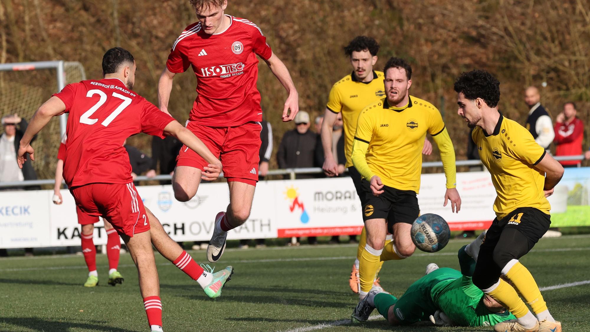 Eine Spielszene aus der Partie Hohkeppel gegen SV Bergisch Gladbach 09
