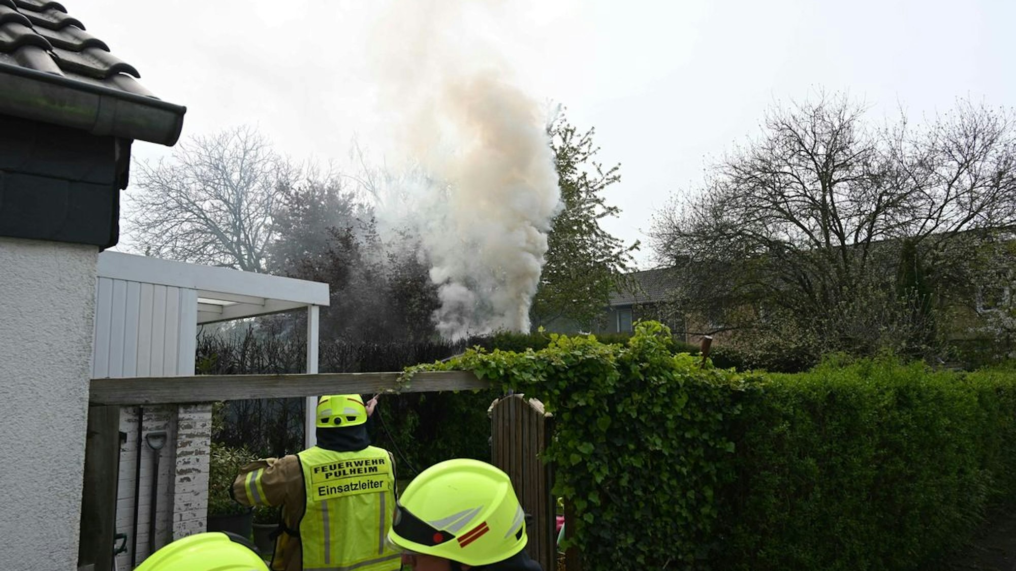 Feuerwehreinsatz bei einer brennenden Thuja-Hecke in Pulheim.