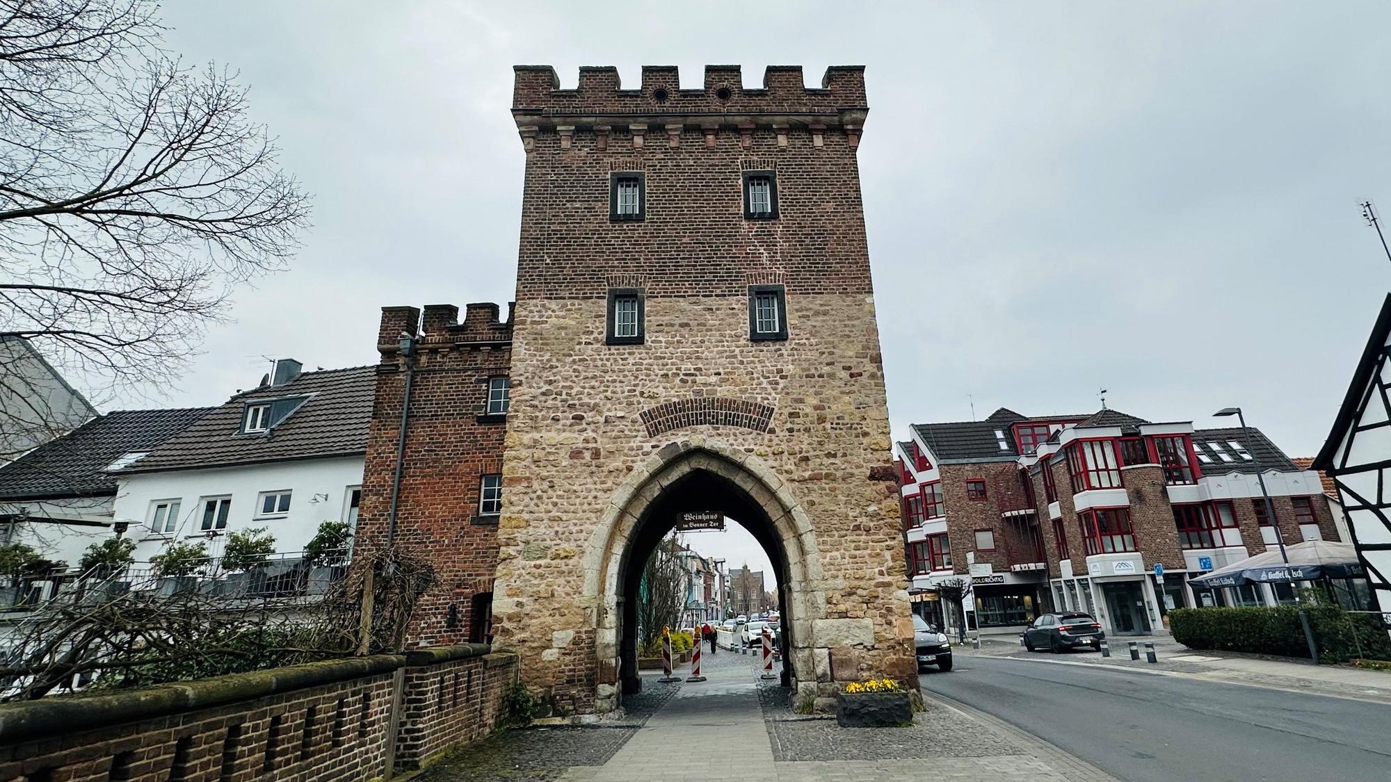 Das Bild zeigt ein historisches Stadttor.