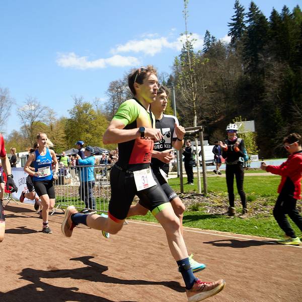 Mit großem Tempo starteten die Läufer eines Crossduathlon-Wettbewerbs ins Rennen.