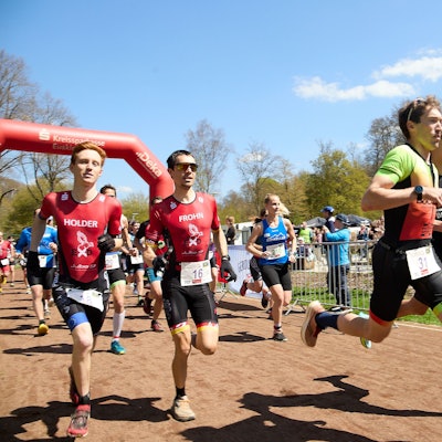 Mit großem Tempo starteten die Läufer eines Crossduathlon-Wettbewerbs ins Rennen.