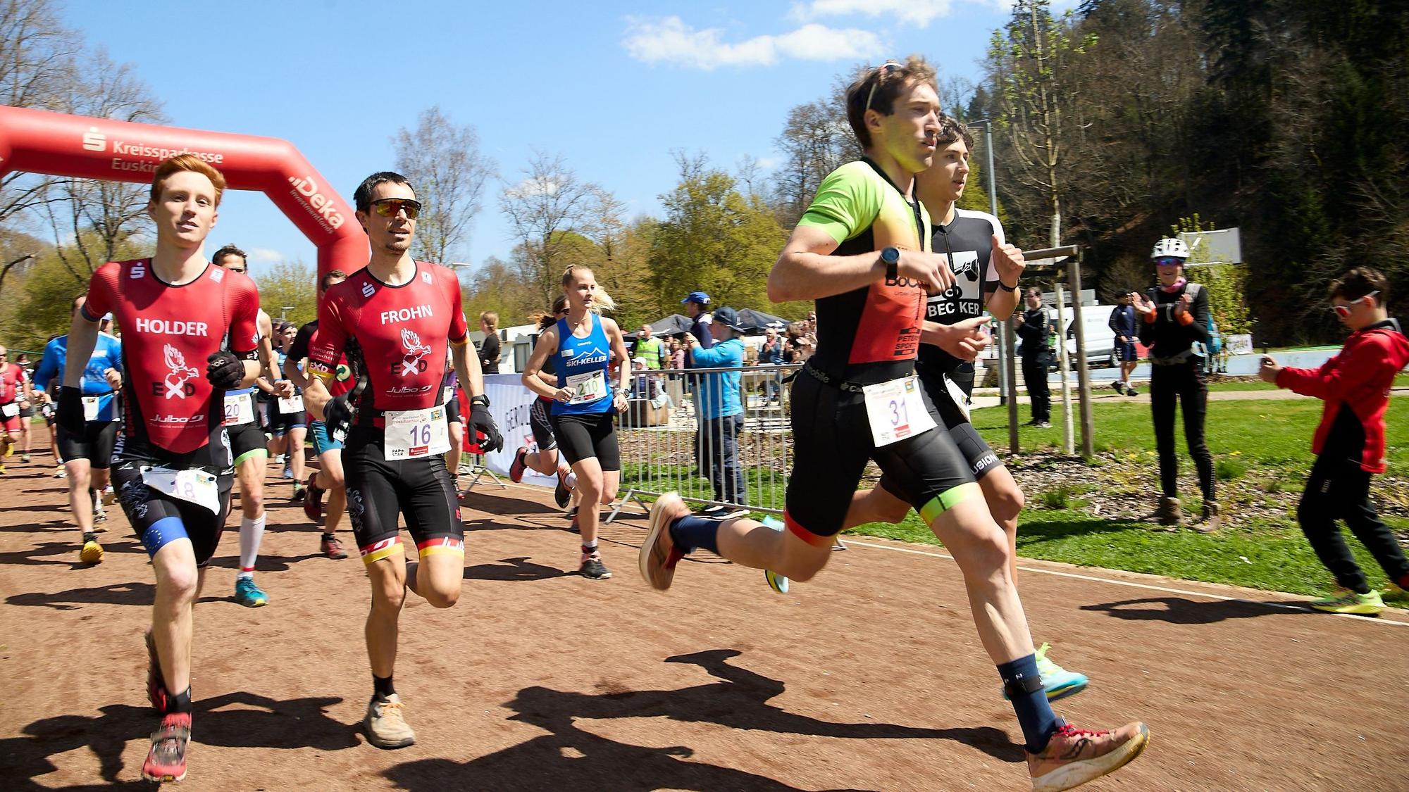 Mit großem Tempo starteten die Läufer eines Crossduathlon-Wettbewerbs ins Rennen.