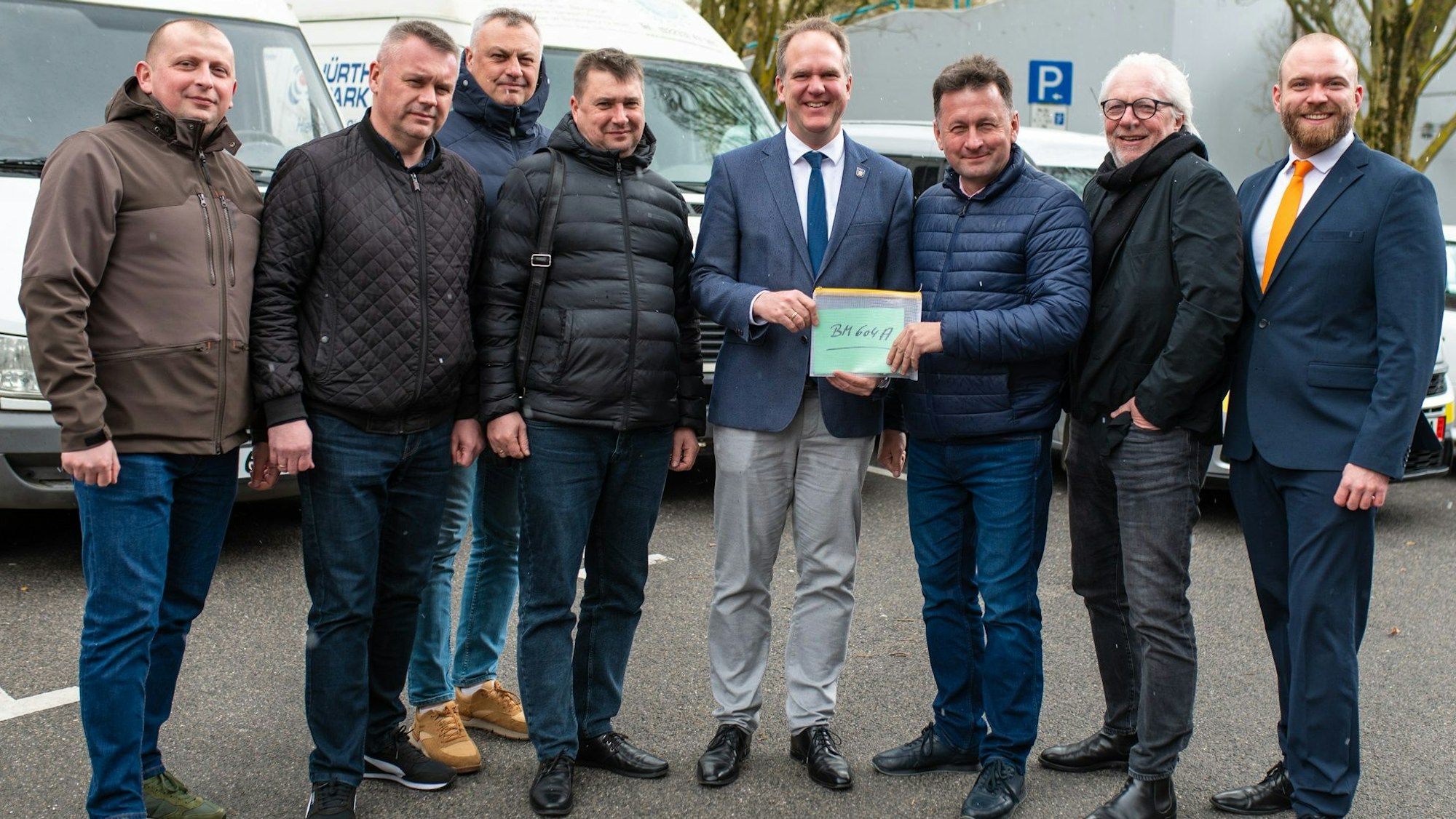 Zu sehen ist eine Gruppe von Männern.