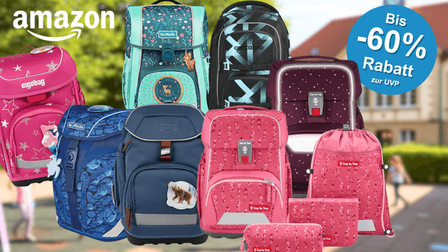 Sechs verschiedene Schulrucksäcke und Schulranzen bekannter Marken vor einem unscharfen Schulhof-Hintergrund: ein pinker Ergobag-Ranzen mit Sternenmotiv, ein türkiser McNeill-Schulranzen mit Blumen- und Rehmotiv, ein schwarzer Coocazoo-Rucksack mit geometrischem Muster, ein blauer Herlitz-Schulranzen mit Blasenmuster, ein blaugrauer Ergobag-Ranzen mit Bärenmotiv sowie ein dunkelroter Step-by-Step-Ranzen mit Sternenmuster.