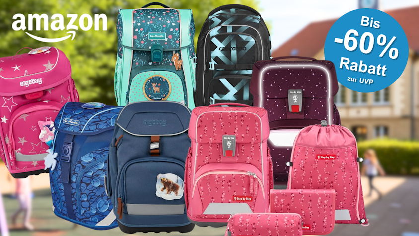 Sechs verschiedene Schulrucksäcke und Schulranzen bekannter Marken vor einem unscharfen Schulhof-Hintergrund: ein pinker Ergobag-Ranzen mit Sternenmotiv, ein türkiser McNeill-Schulranzen mit Blumen- und Rehmotiv, ein schwarzer Coocazoo-Rucksack mit geometrischem Muster, ein blauer Herlitz-Schulranzen mit Blasenmuster, ein blaugrauer Ergobag-Ranzen mit Bärenmotiv sowie ein dunkelroter Step-by-Step-Ranzen mit Sternenmuster.