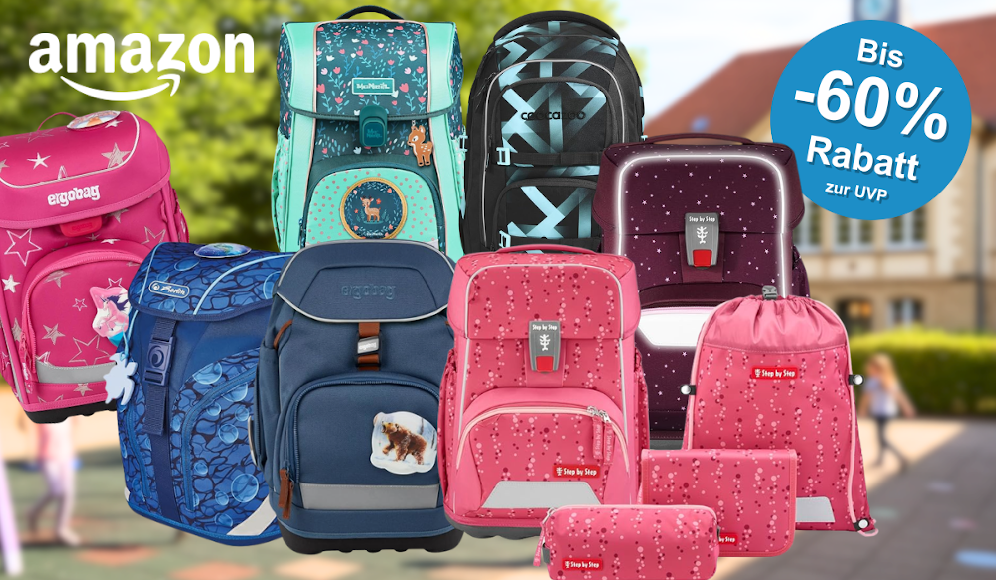 Sechs verschiedene Schulrucksäcke und Schulranzen bekannter Marken vor einem unscharfen Schulhof-Hintergrund: ein pinker Ergobag-Ranzen mit Sternenmotiv, ein türkiser McNeill-Schulranzen mit Blumen- und Rehmotiv, ein schwarzer Coocazoo-Rucksack mit geometrischem Muster, ein blauer Herlitz-Schulranzen mit Blasenmuster, ein blaugrauer Ergobag-Ranzen mit Bärenmotiv sowie ein dunkelroter Step-by-Step-Ranzen mit Sternenmuster.