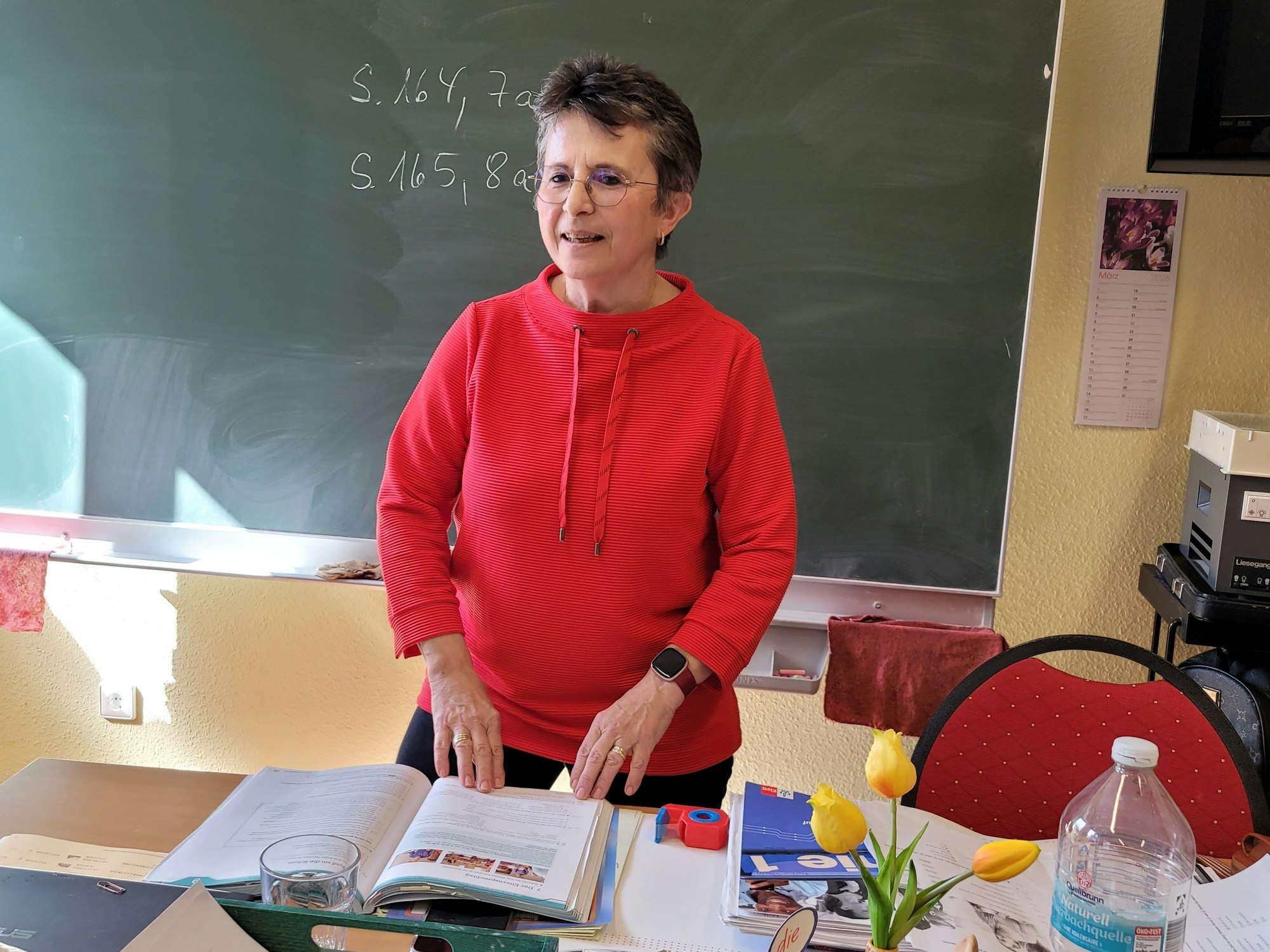 Eine Frau im Gespräch mit einer Schülerin, sie ist allerdings auf dem Foto nicht zu sehen.