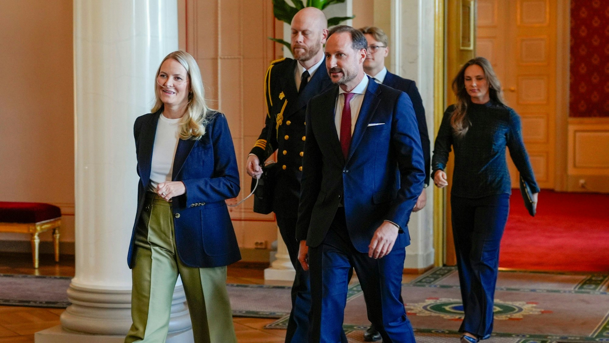 Kronprinzessin Mette-Marit trägt neben Kronprinz Haakon (vorn, r) zum ersten Mal ein Sauerstoffgerät zu einem offiziellen Termin.