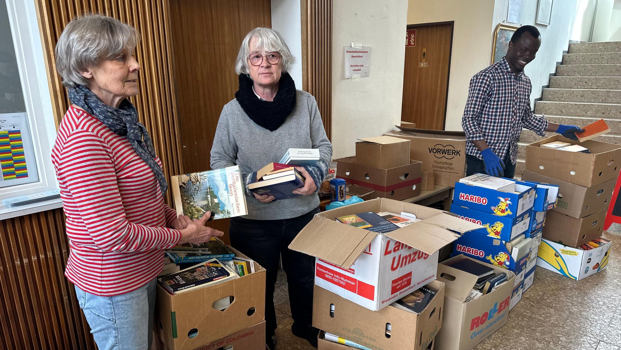 Dagmar Schofs, Stefanie Förster und Magnus Prinzvill (v.l.) sortieren die gespendeten Bücher vor.