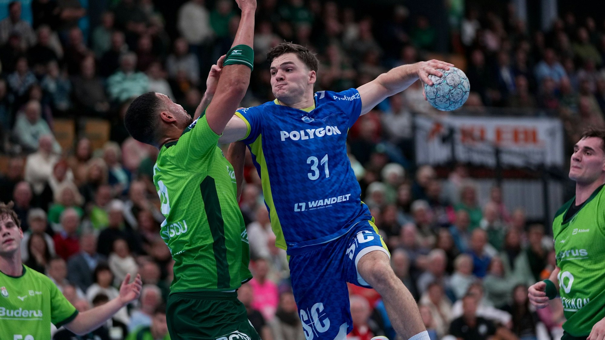 Kay Smits im Sprungwurf vor Philipp Ahouansou.