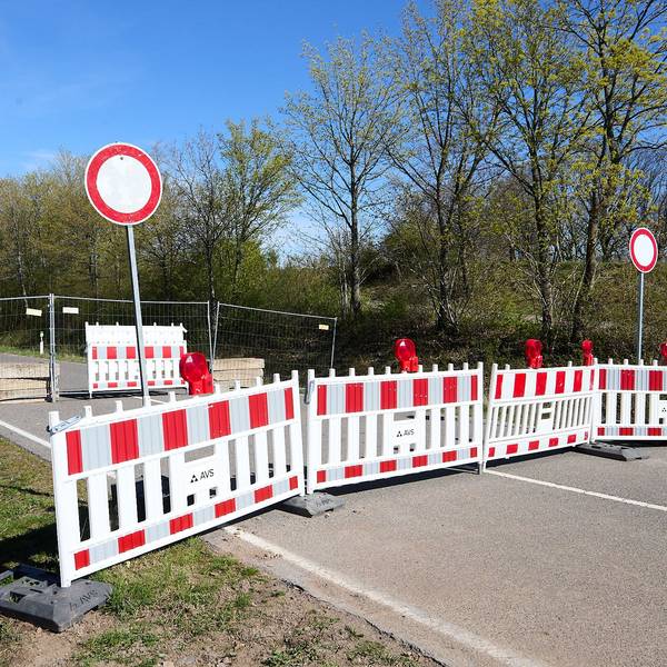 Mit rot-weißen Baken und einem Metallzaun ist die L249 am Kloster Mariawald bei Heimbach abgesperrt.