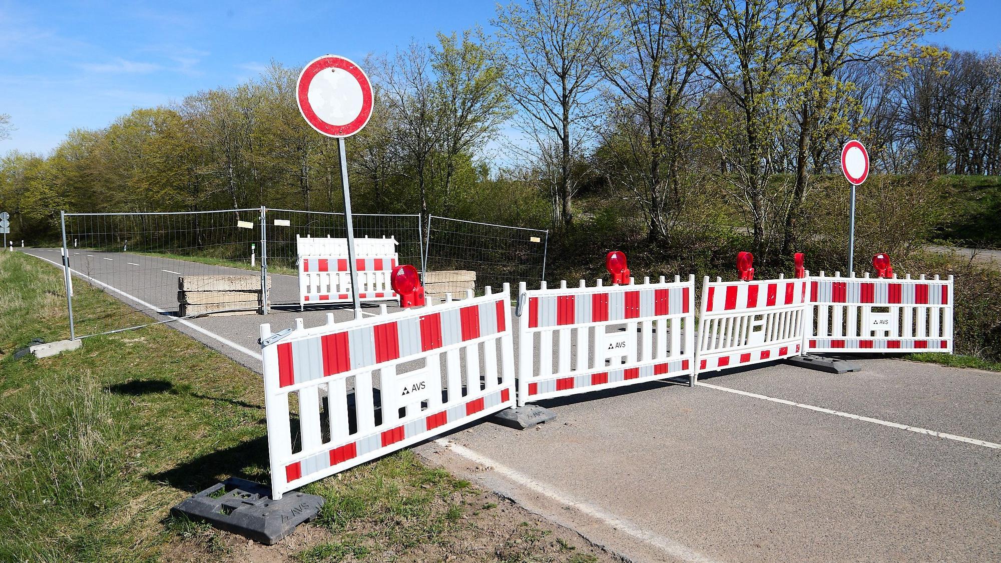 Mit rot-weißen Baken und einem Metallzaun ist die L249 am Kloster Mariawald bei Heimbach abgesperrt.