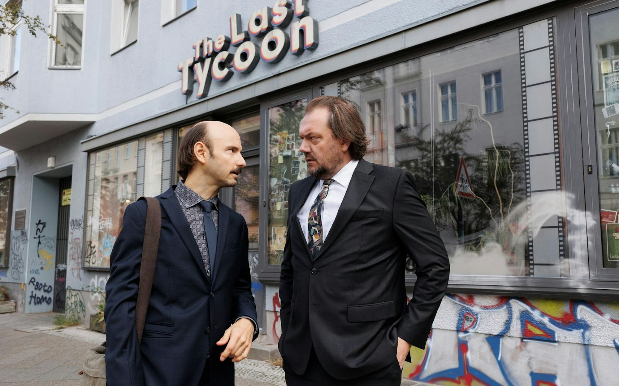 Michael (Charly Hübner, rechts) ist der Besitzer einer hoch verschuldeten Videothek, den der Journalist (Leon Ullrich) zu einem Helden stilisieren will. (Bild: X Verleih AG/FredericBatier)