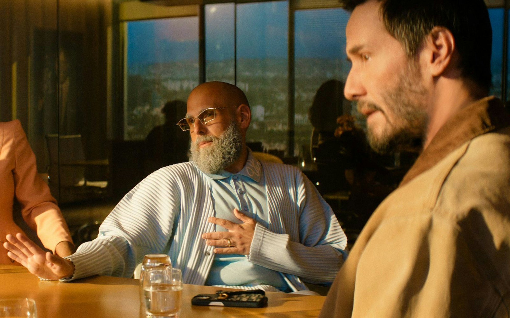 Jonah Hill spielt in „Outcome“ einen Krisenmanager, der die Karriere und das Leben von Schauspieler Reef Hawk (Keanu Reeves, rechts) ins Lot bringen soll. (Bild: Apple TV)