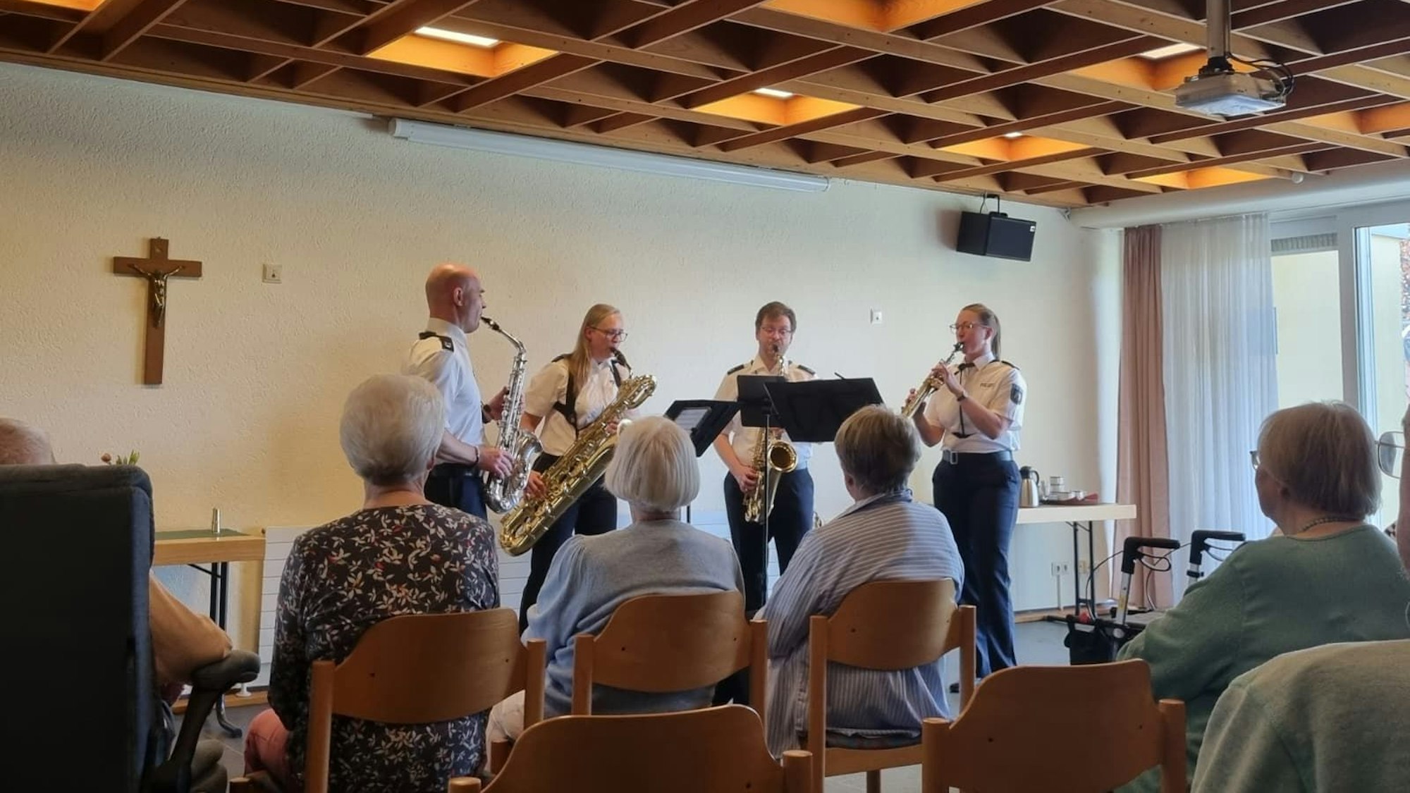 Vier Saxofonisten des Landespolizeiorchesters spielen in der Seniorenbegegnungsstätte Am Aquila Park