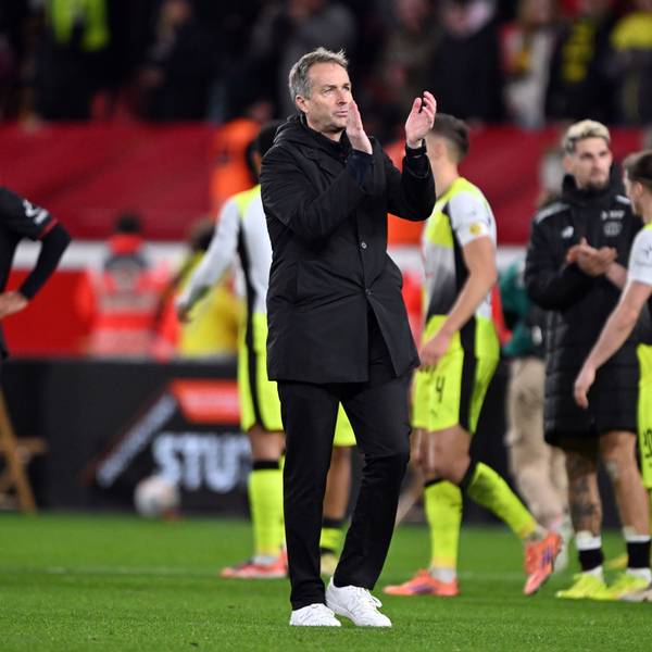 29.11.2025, Nordrhein-Westfalen, Leverkusen: Fußball: Bundesliga, Bayer Leverkusen - Borussia Dortmund, 12. Spieltag, BayArena, Trainer Kasper Hjulmand (Bayer Leverkusen) applaudiert nach dem Spiel. Foto: Federico Gambarini/dpa - WICHTIGER HINWEIS: Gemäß den Vorgaben der DFL Deutsche Fußball Liga bzw. des DFB Deutscher Fußball-Bund ist es untersagt, in dem Stadion und/oder vom Spiel angefertigte Fotoaufnahmen in Form von Sequenzbildern und/oder videoähnlichen Fotostrecken zu verwerten bzw. verwerten zu lassen. +++ dpa-Bildfunk +++