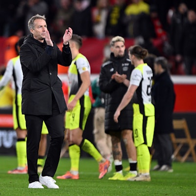 29.11.2025, Nordrhein-Westfalen, Leverkusen: Fußball: Bundesliga, Bayer Leverkusen - Borussia Dortmund, 12. Spieltag, BayArena, Trainer Kasper Hjulmand (Bayer Leverkusen) applaudiert nach dem Spiel. Foto: Federico Gambarini/dpa - WICHTIGER HINWEIS: Gemäß den Vorgaben der DFL Deutsche Fußball Liga bzw. des DFB Deutscher Fußball-Bund ist es untersagt, in dem Stadion und/oder vom Spiel angefertigte Fotoaufnahmen in Form von Sequenzbildern und/oder videoähnlichen Fotostrecken zu verwerten bzw. verwerten zu lassen. +++ dpa-Bildfunk +++