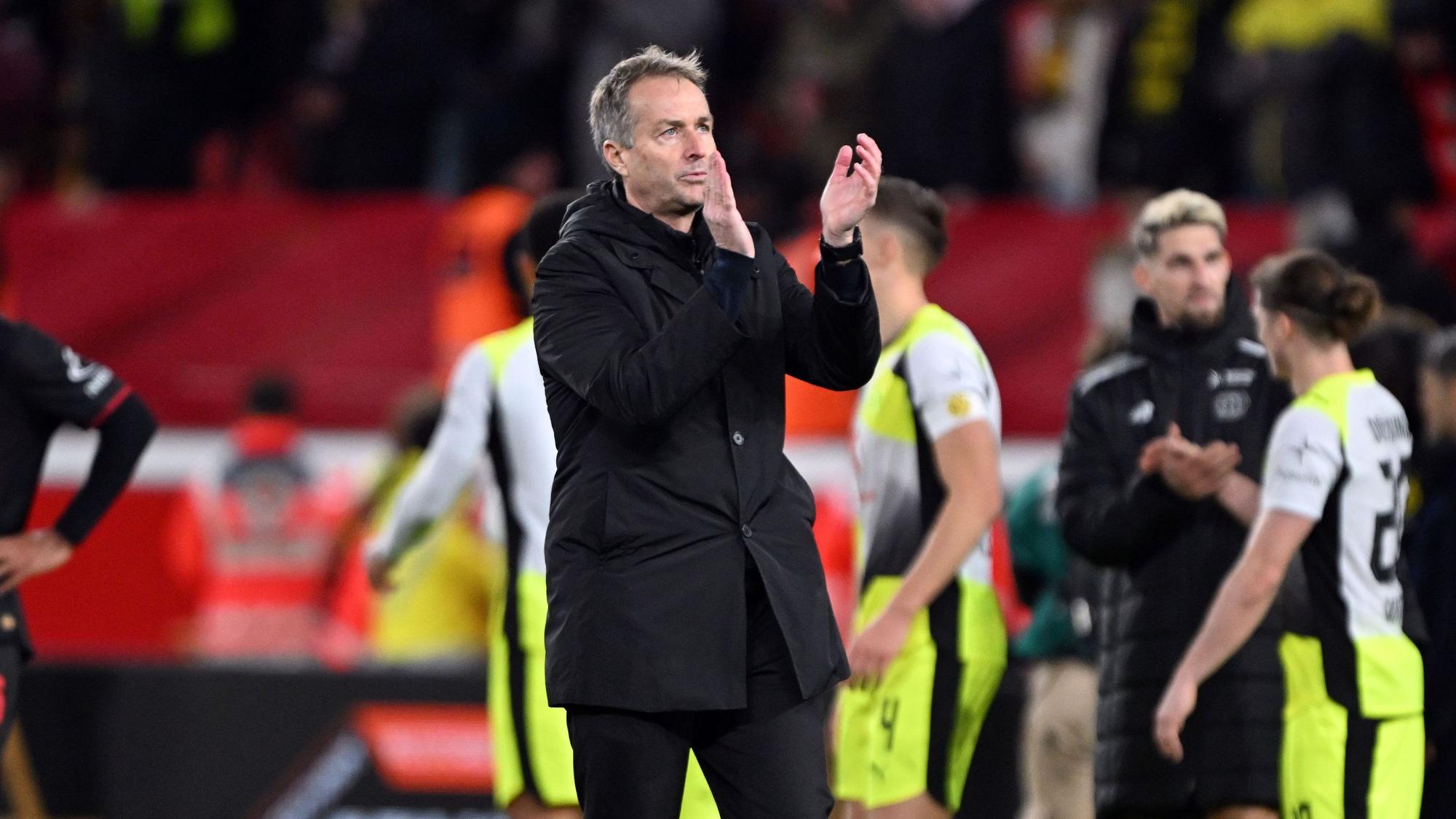 29.11.2025, Nordrhein-Westfalen, Leverkusen: Fußball: Bundesliga, Bayer Leverkusen - Borussia Dortmund, 12. Spieltag, BayArena, Trainer Kasper Hjulmand (Bayer Leverkusen) applaudiert nach dem Spiel. Foto: Federico Gambarini/dpa - WICHTIGER HINWEIS: Gemäß den Vorgaben der DFL Deutsche Fußball Liga bzw. des DFB Deutscher Fußball-Bund ist es untersagt, in dem Stadion und/oder vom Spiel angefertigte Fotoaufnahmen in Form von Sequenzbildern und/oder videoähnlichen Fotostrecken zu verwerten bzw. verwerten zu lassen. +++ dpa-Bildfunk +++