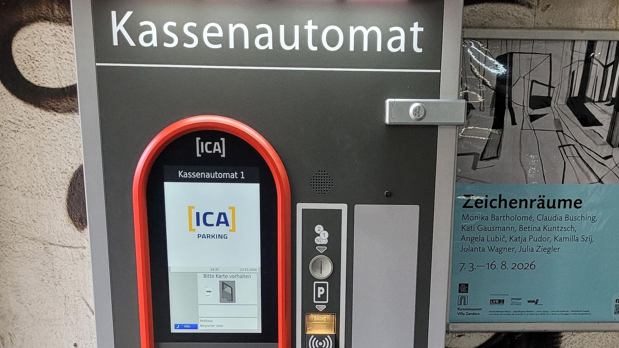 Ein Parkscheinautomat mit Münzschlitz.