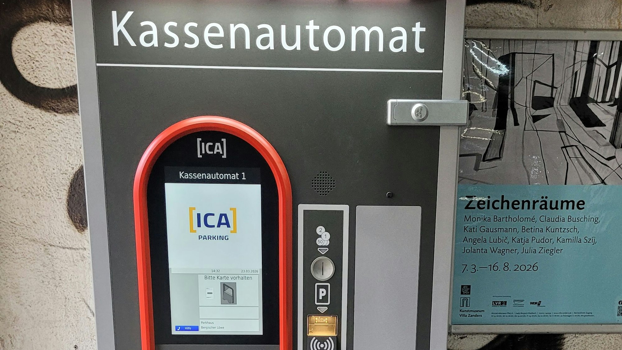 Ein Parkscheinautomat mit Münzschlitz.