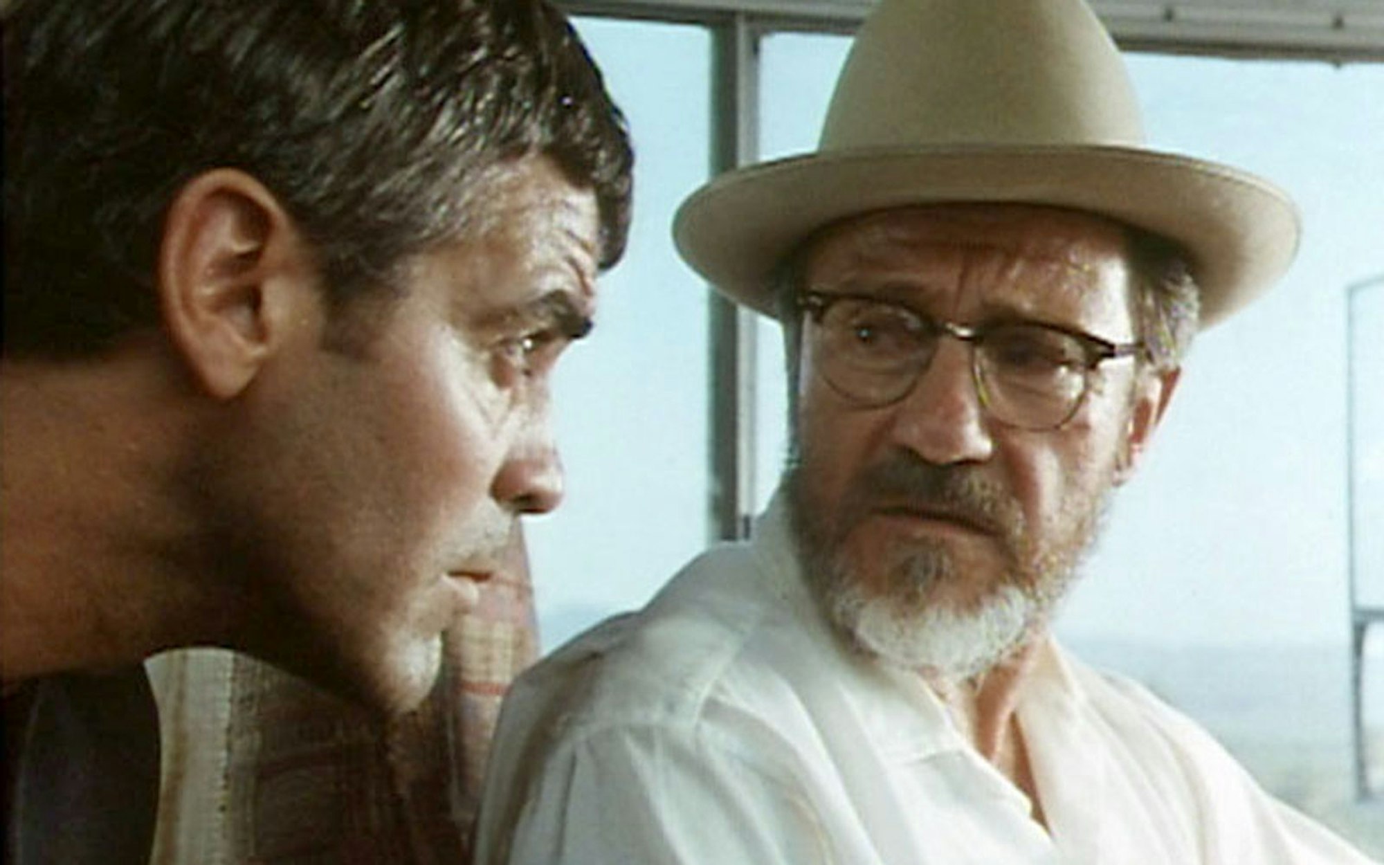 Seth Gecko (George Clooney, links) kapert das Wohnmobil des Geistlichen Jacob Fuller (Harvey Keitel). (Bild: RTLZWEI)